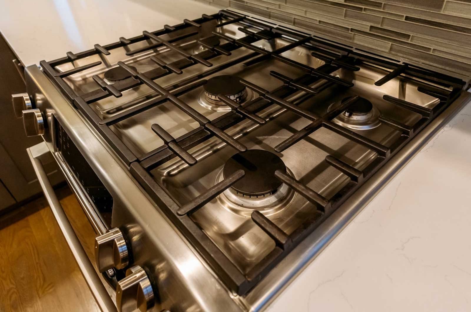 After cleaning photo of a stainless steel gas stove in a Seattle home, polished and spotless following a professional move-out cleaning.